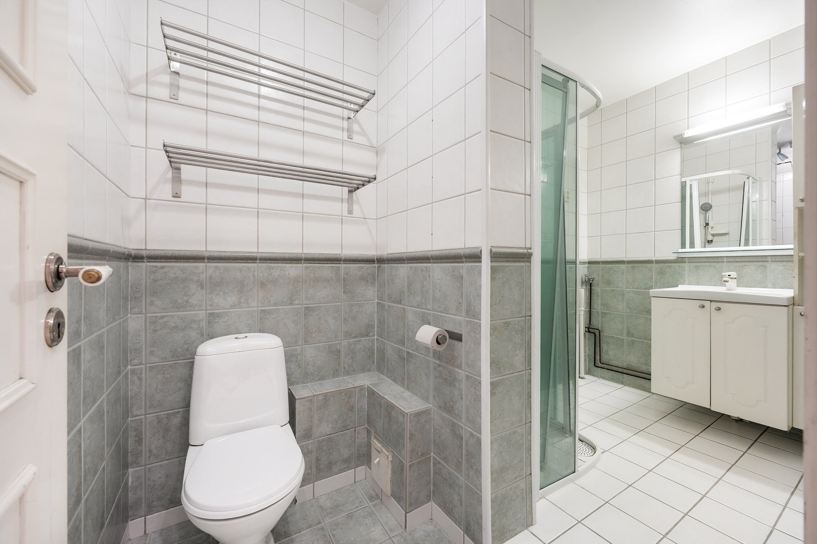 Badet har opplegg for vaskemaskin. Varmtvann er inkludert i felleskostnadene. Galleribilde