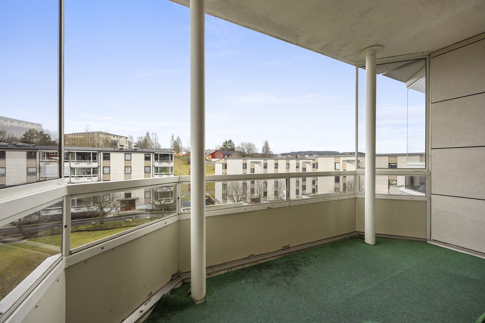 Den innglassede og sydøstvendte balkongen på 8 m² utvider stuen og gir et lunt uterom. Galleribilde