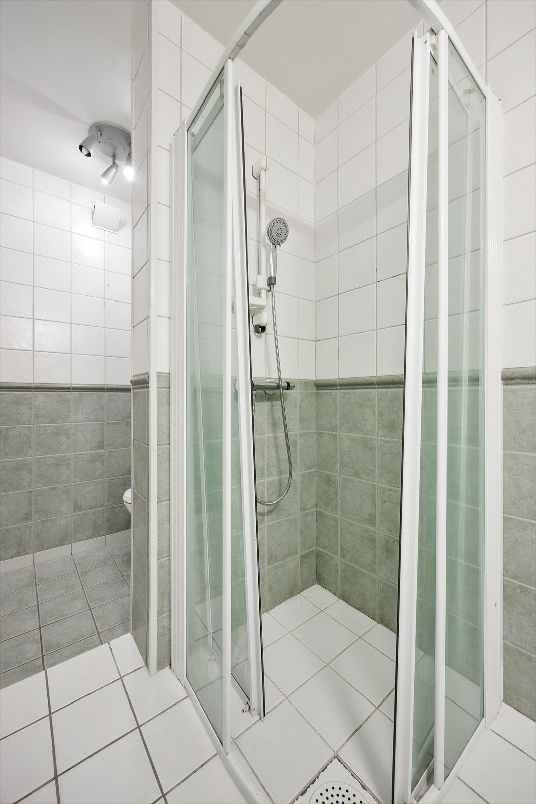 Dusjkabinett med dører i herdet glass. Galleribilde