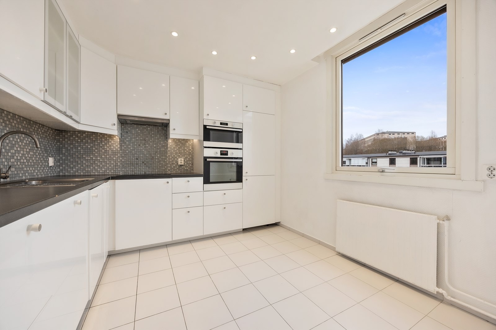 Separat kjøkkenrom med plass til en frokostkrok ved vinduet. Galleribilde