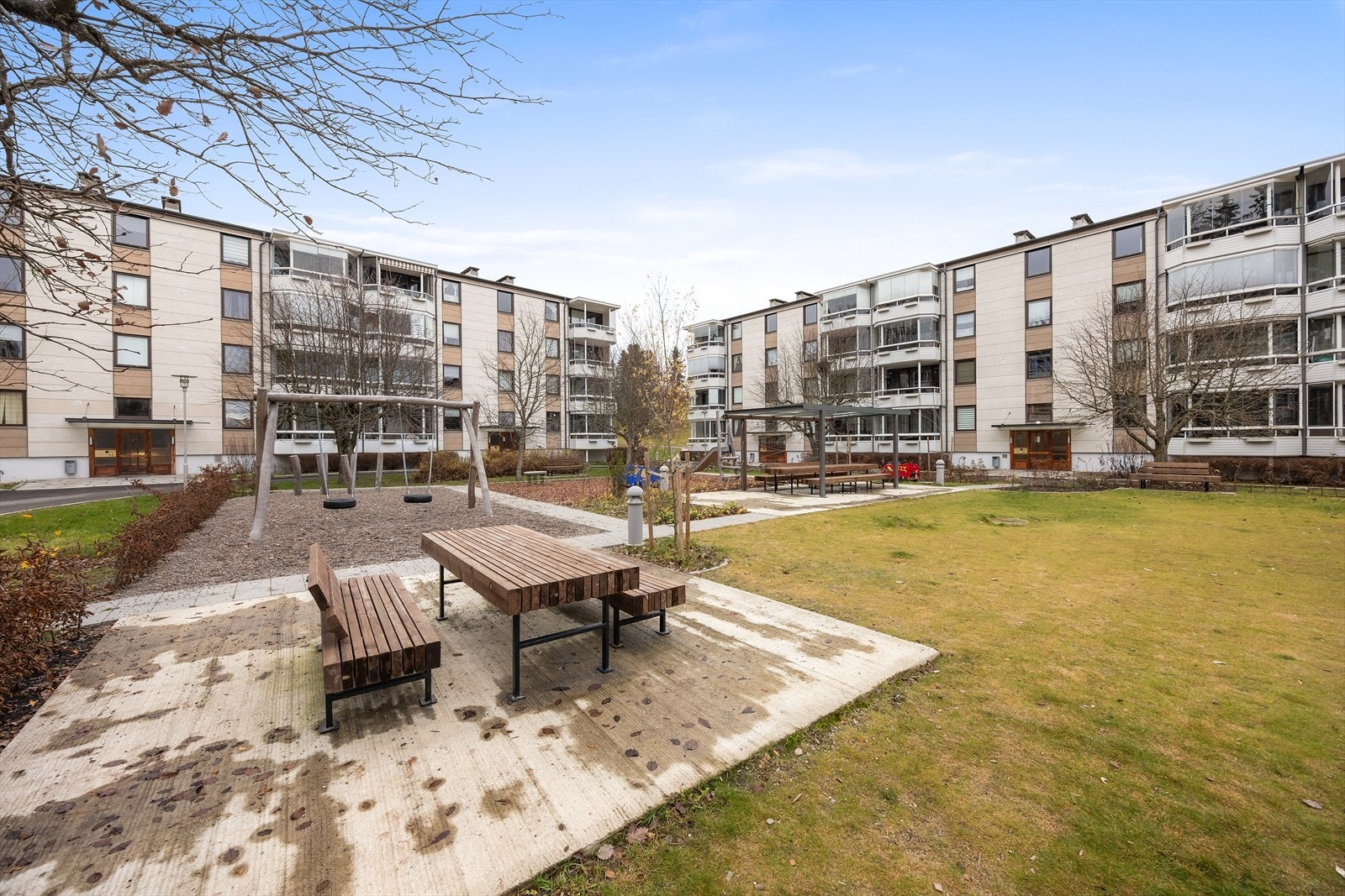 Fellesområdene er pent opparbeidet med sittegrupper og lekeapparater. Galleribilde