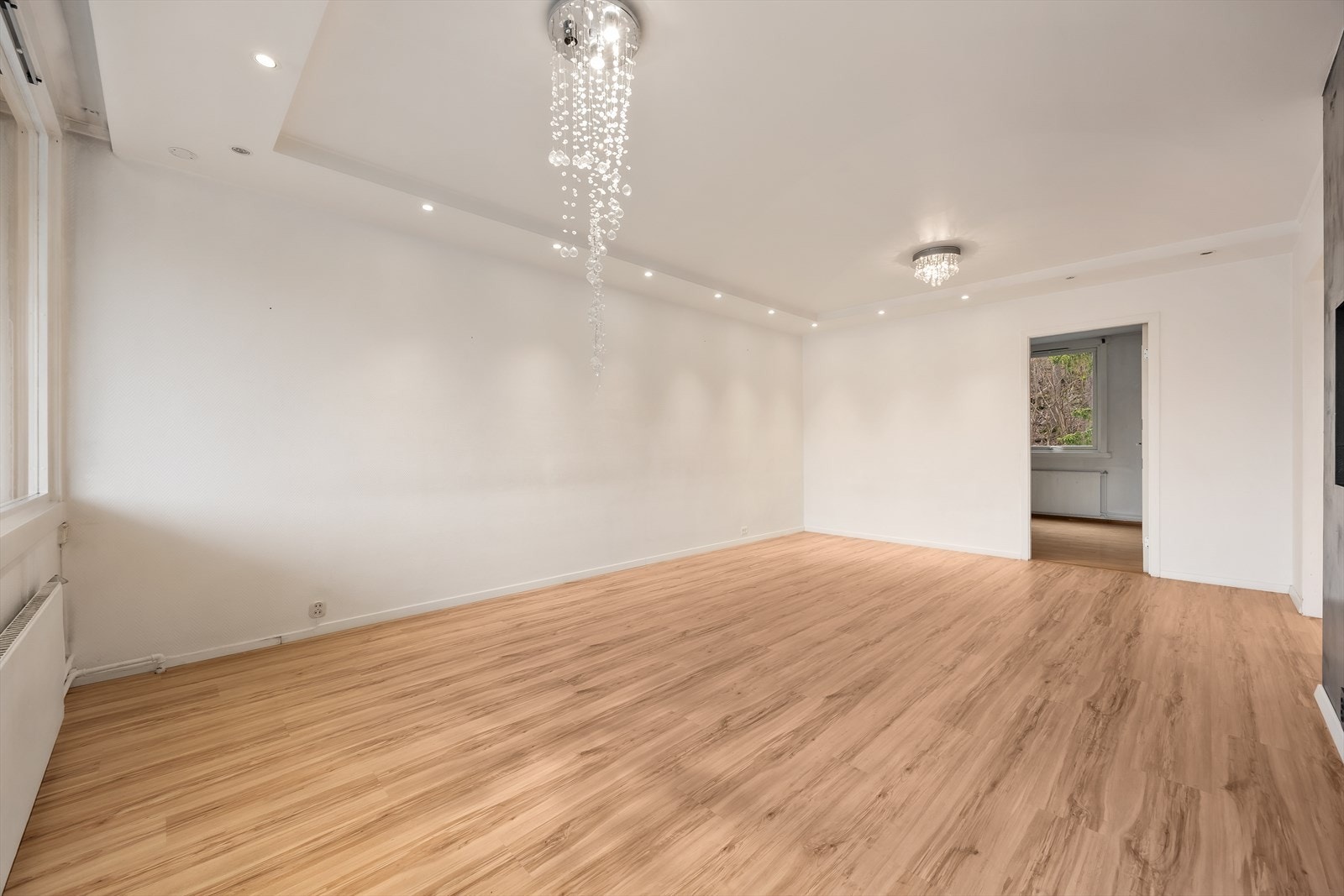 Stuen har en god planløsning med plass til både sofagruppe og spisebord. Galleribilde