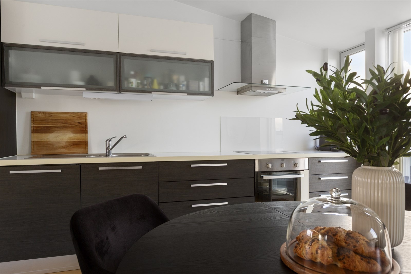 Stilrent kjøkken med mørke fronter og laminert benkeplate - perfekt for matlaging. Galleribilde