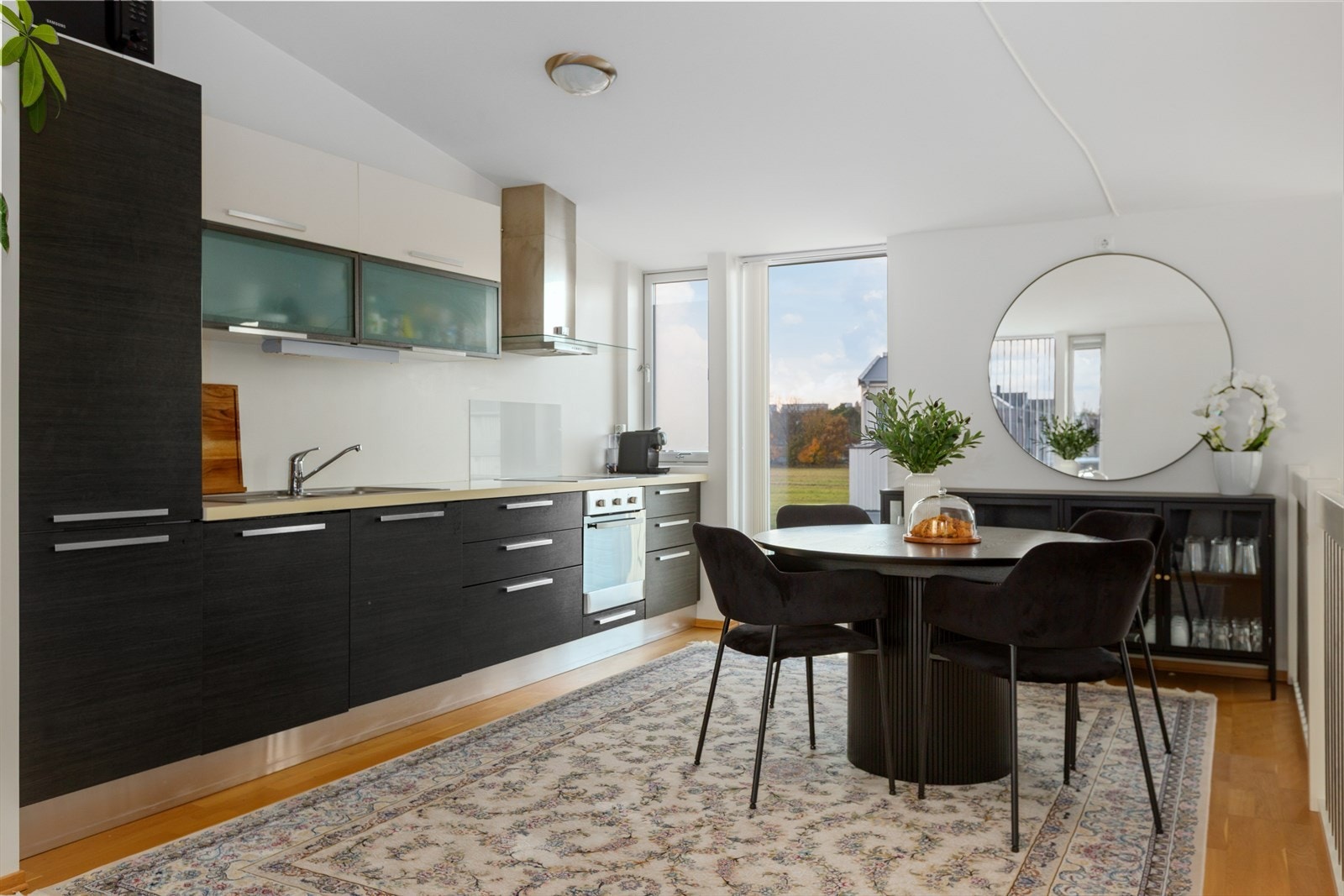 Moderne kjøkken med integrerte hvitevarer og god arbeidsplass. Galleribilde