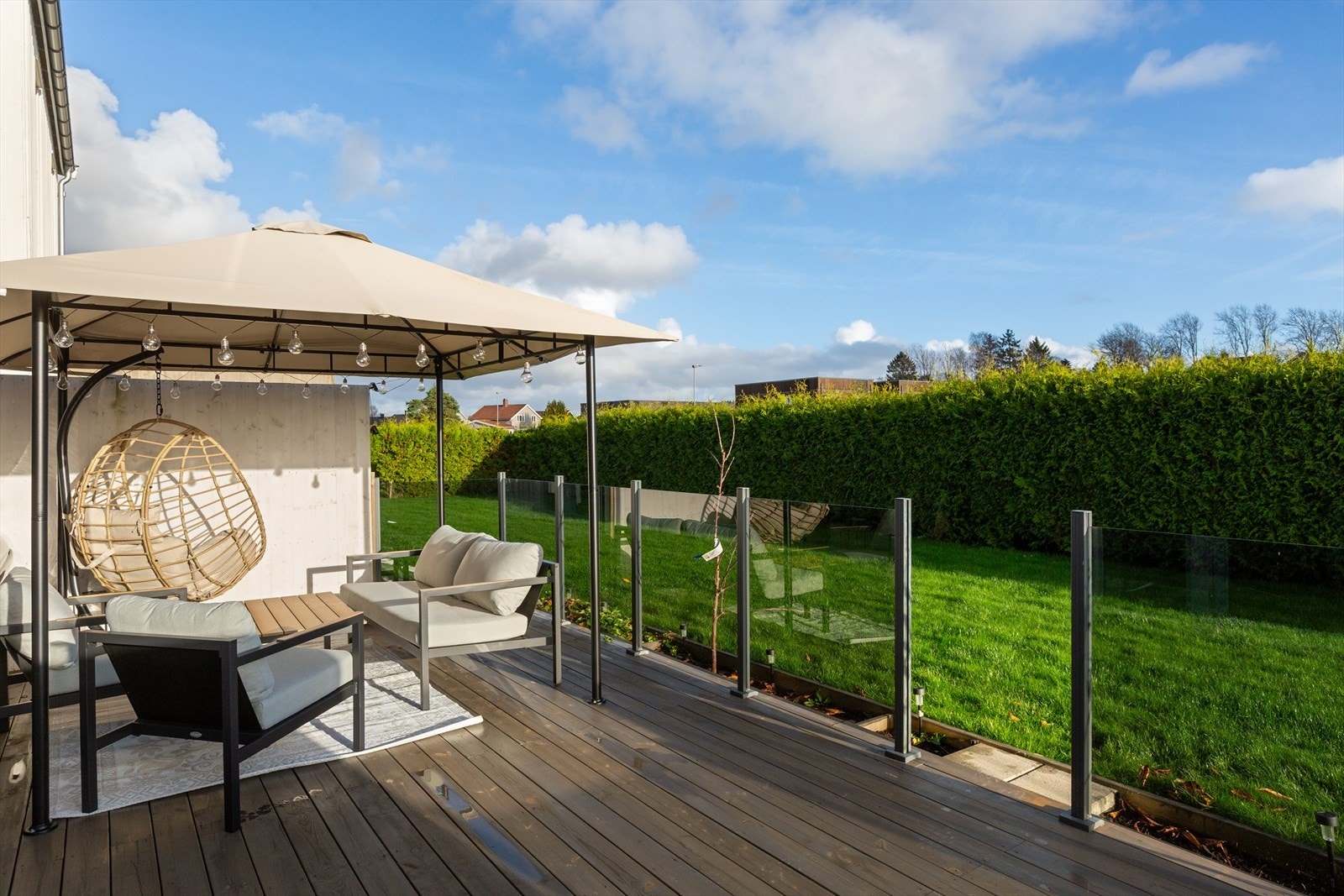 Fra gangen er det utgang til romslig sør-østvendt terrasse på 26 m² - perfekt for solrike dager. Galleribilde