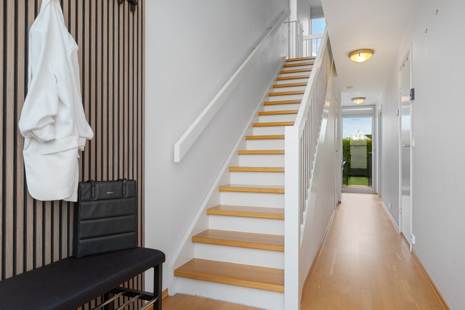 Velkommen inn - Lys og innbydende entré med god plass til oppbevaring. Galleribilde