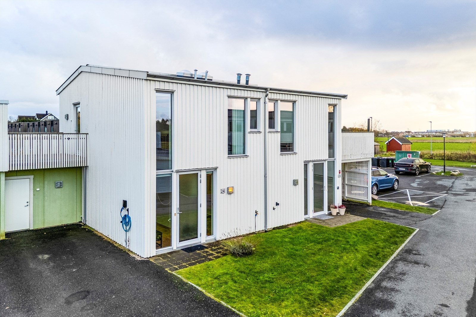 Eiendommen ligger i nyere boligområde på Lundheim, hvor man både bor sentralt, barnevennlig og landlig til. Galleribilde