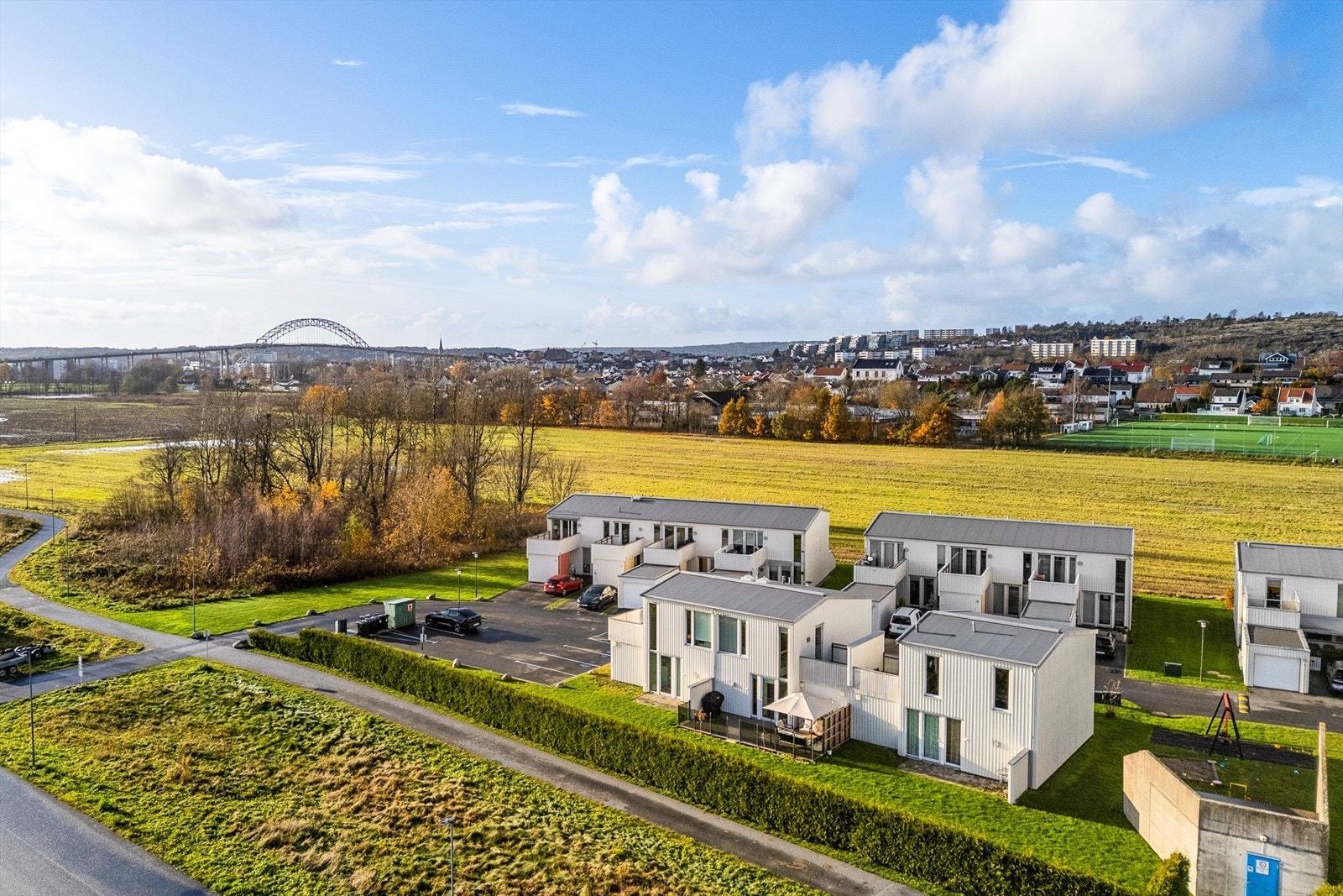 På Østsiden storsenter finner man bl.a. Rema 1000, Plantasjen, apotek, Europris m.m. og på Brohodet finner man bl.a. Vinmonopol, Dansefabrikken, Mathisens blomster og Biltema. Galleribilde