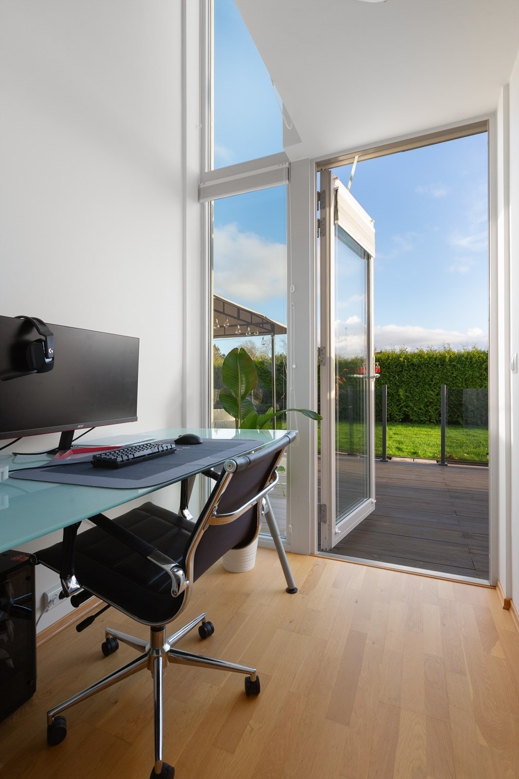 Praktisk kontor hjørne i første etasje ved utgang til verranda. Galleribilde