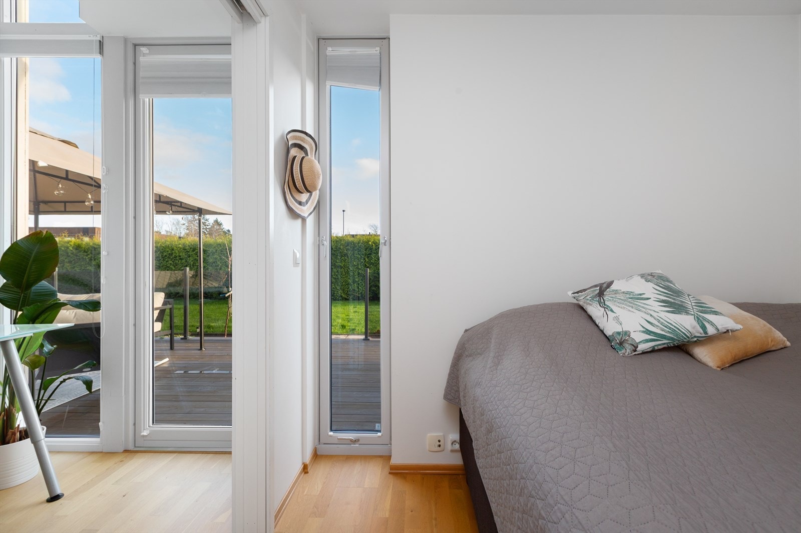 Lyst og trivelig soverom med gode innredningsmuligheter. Galleribilde