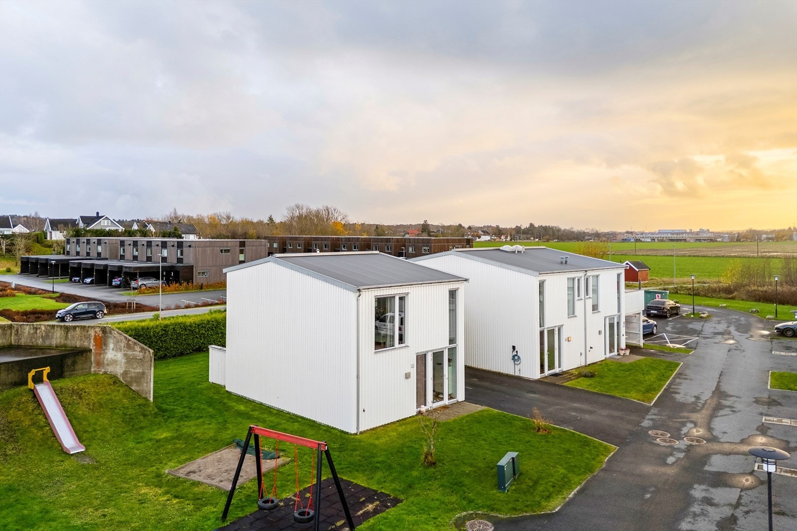 En moderne og tiltalende bolig over to plan med gjennomtenkte løsninger og god romfølelse. Galleribilde