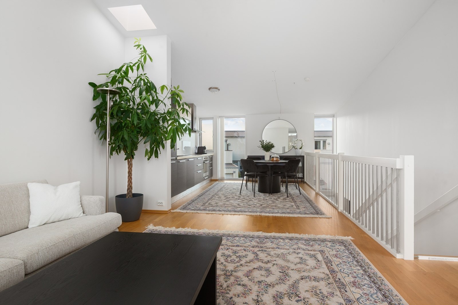 Åpen løsning mellom stue og kjøkken gir luftig atmosfære og god romfølelse. Galleribilde