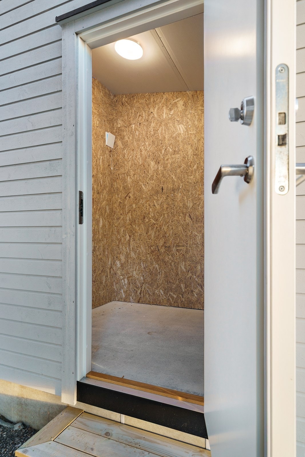 Utebod på ca 5m2. Boden er koblet til strøm. Det foreligger byggesøknadstegninger Galleribilde