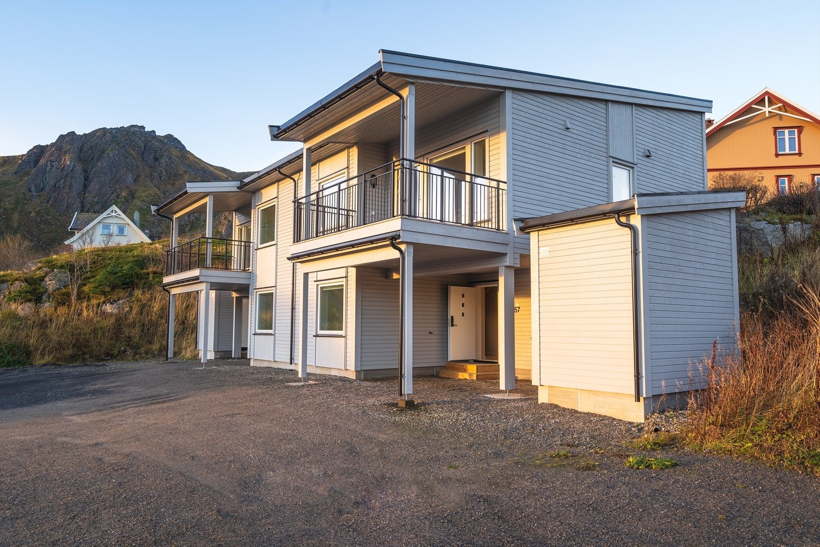 Parkeringsmuligheter i både carport og i gruset innkjørsel. Galleribilde