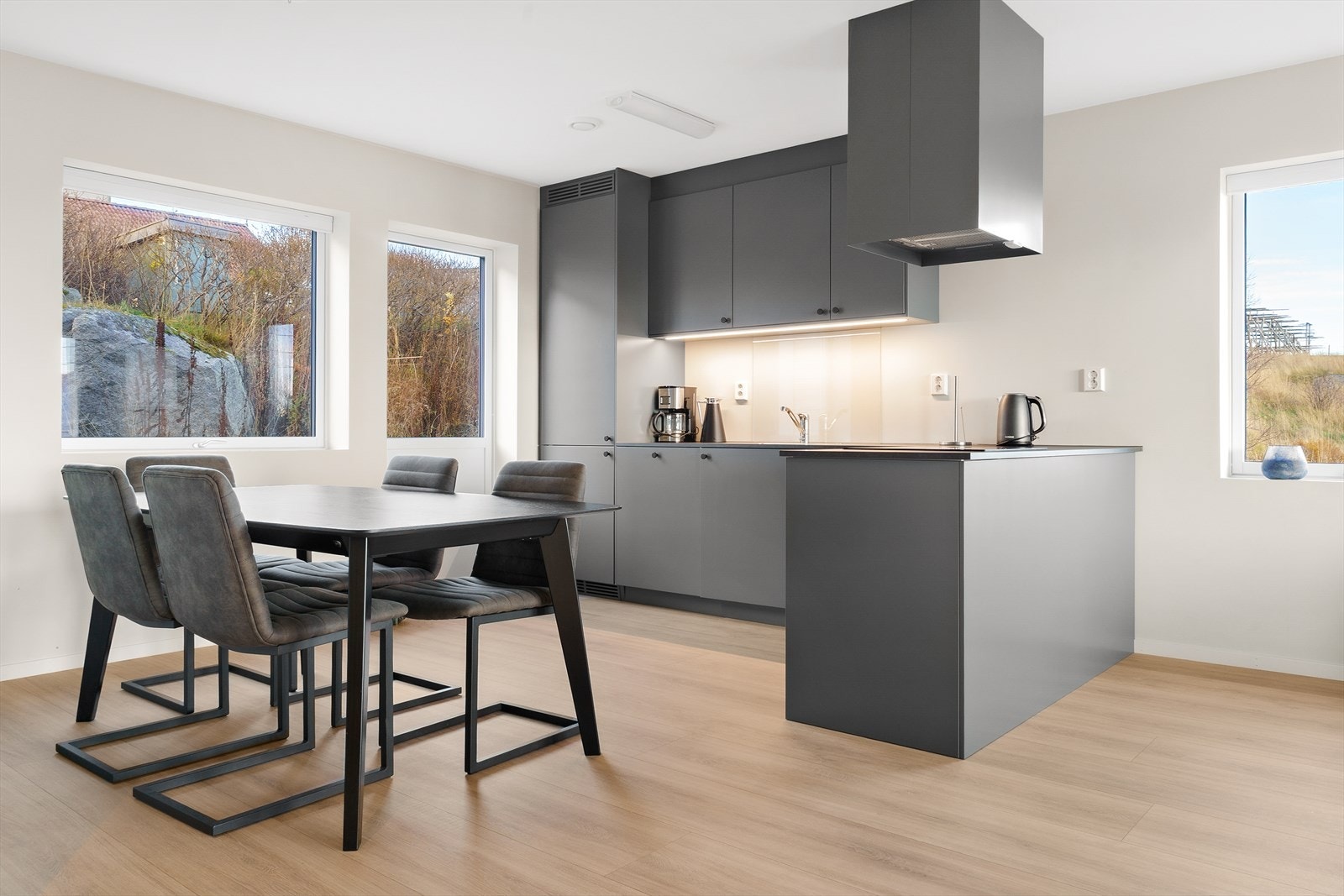 Flott kjøkkeninnredning fra Bistro i grønngrå farge med Siemens hvitevarer. Galleribilde