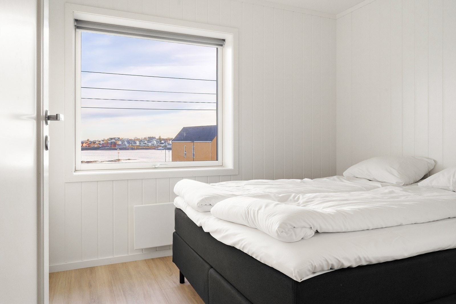 Romslig soverom 2 i 1.etasje med god plass til både seng og garderobeskap. Galleribilde