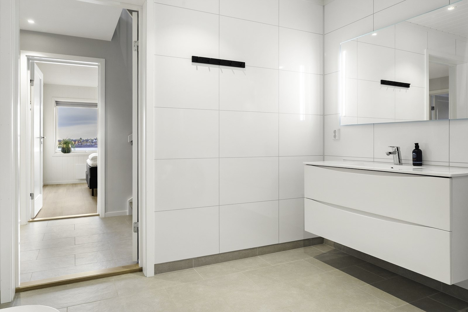 Badet er innredet med nedfelt servant, veggmontert toalett og dusjvegg/hjørne. Balansert ventilasjon Galleribilde