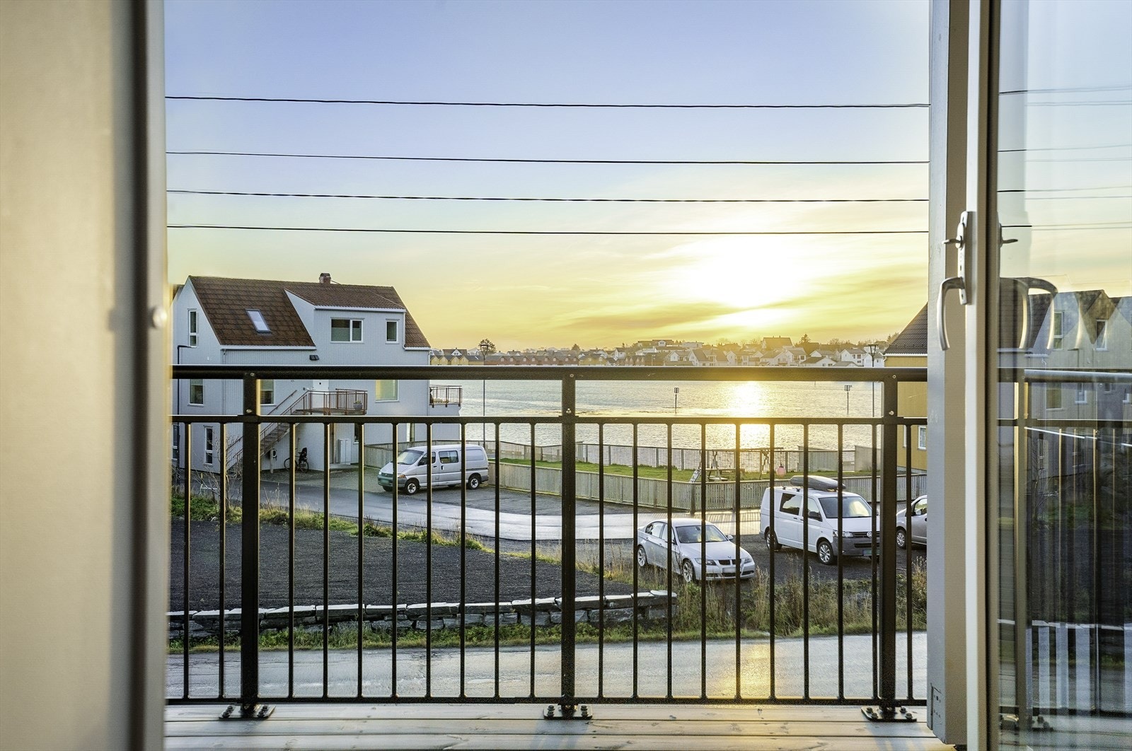 Fra boligen har du nydelig utsikt og utgang til terrasse fra stuen. Galleribilde