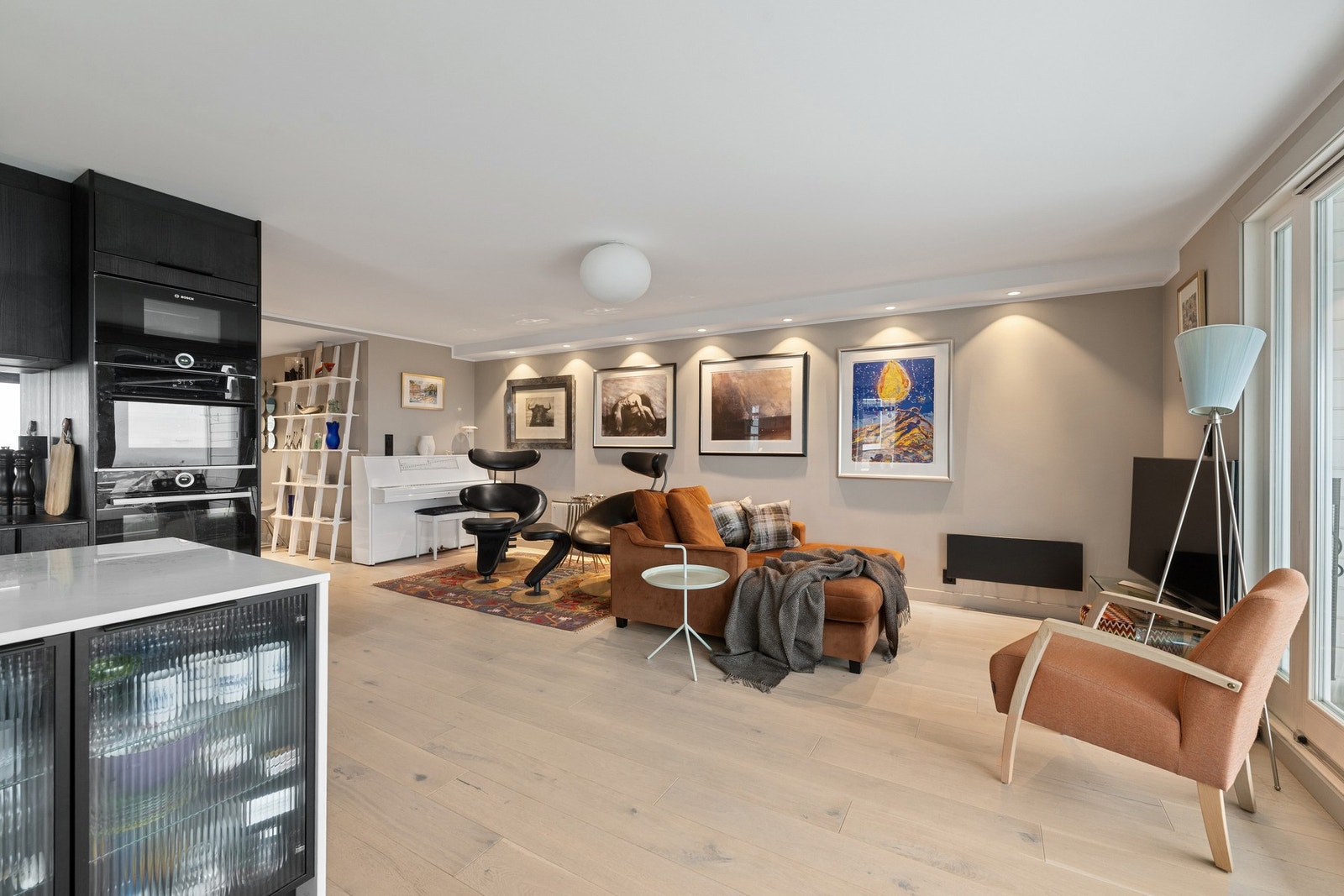 Moderne belysning med downlights i stue, entré og på begge bad. Galleribilde