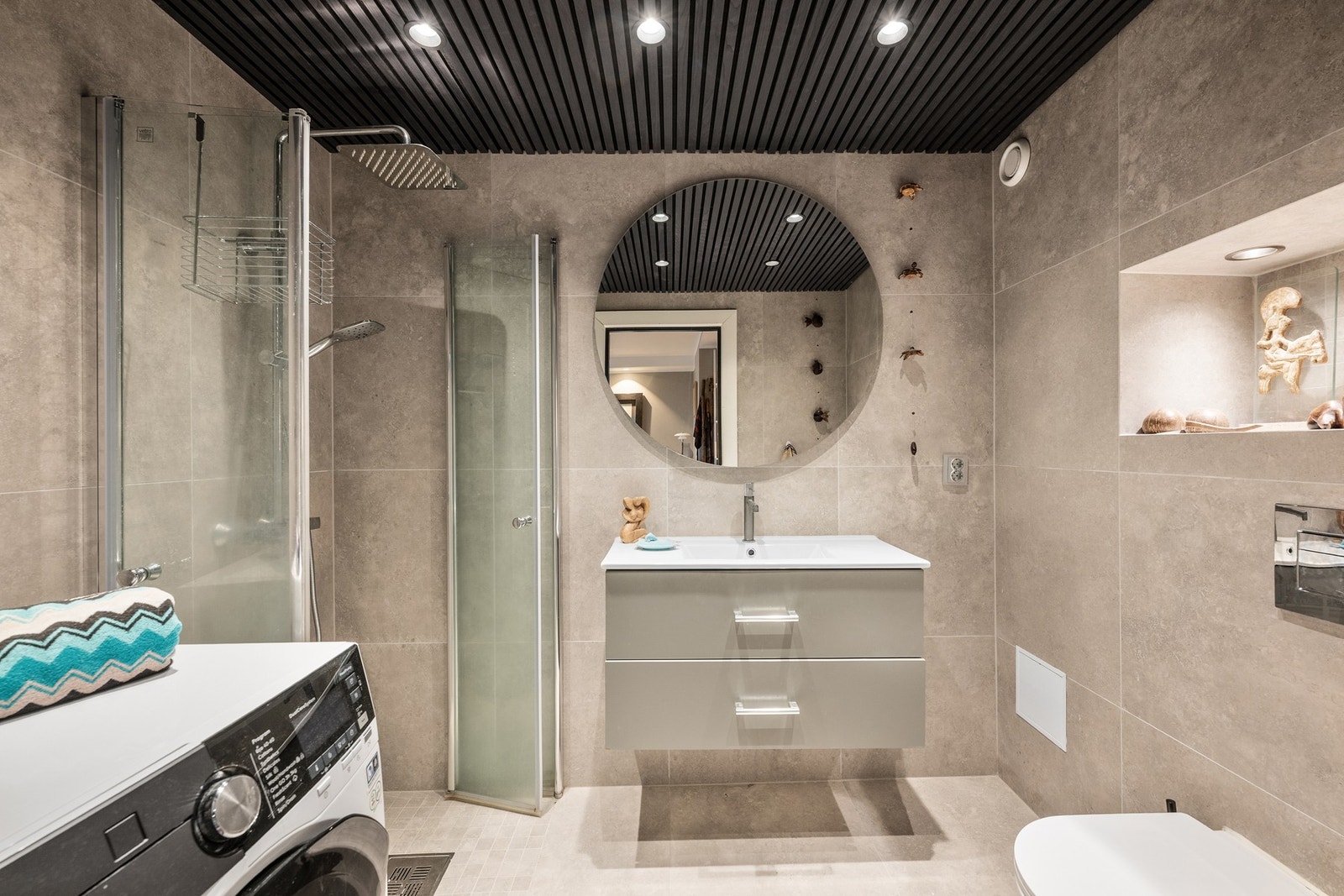 Bad 2 med dimbare downlights, antidugg-speil og praktisk opplegg for vaskemaskin. Begge badene er totaloppusset i 2022. Galleribilde