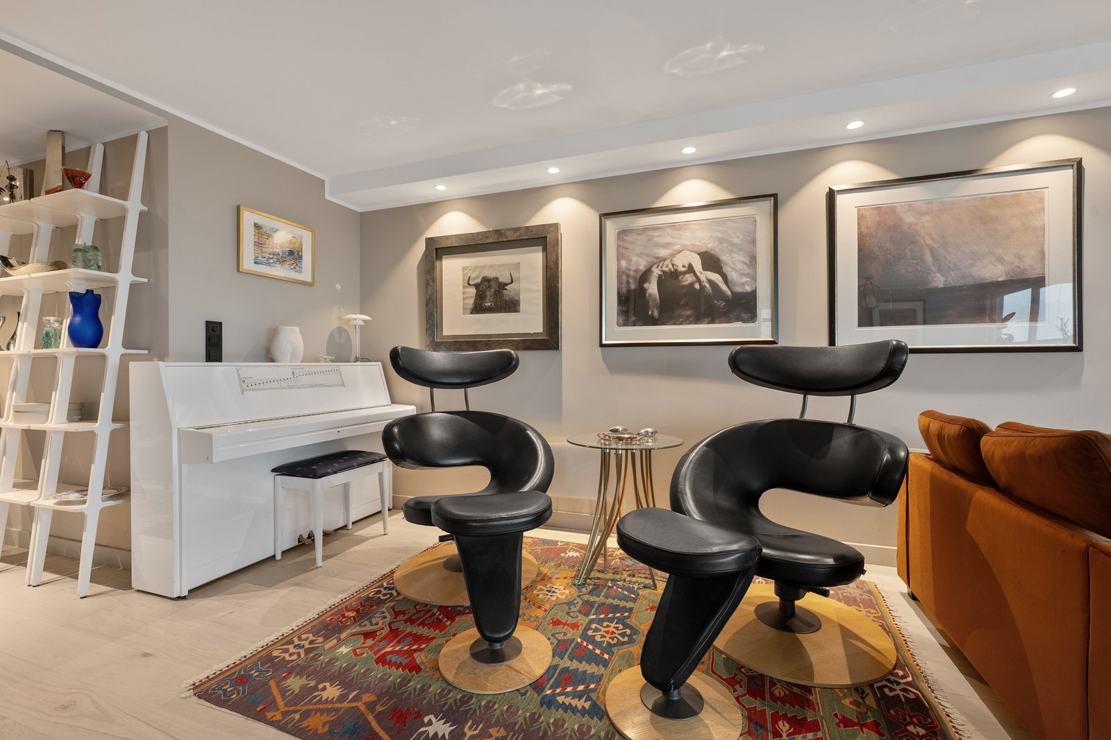 Felleskostnader inkluderer bl.a. varmtvann, garasje/à-konto lading, internett/kabel-TV - og sameiet tilbyr IN-ordning. Galleribilde