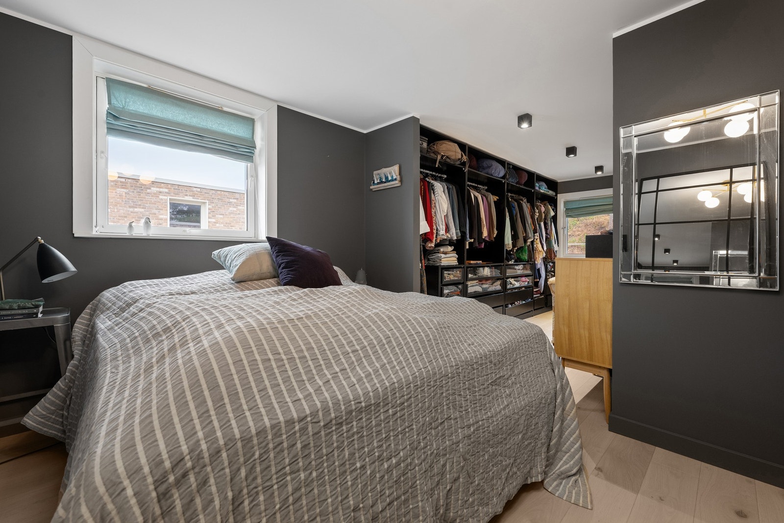 Lyst og romslig hovedsoverom med egen garderobesone. Galleribilde