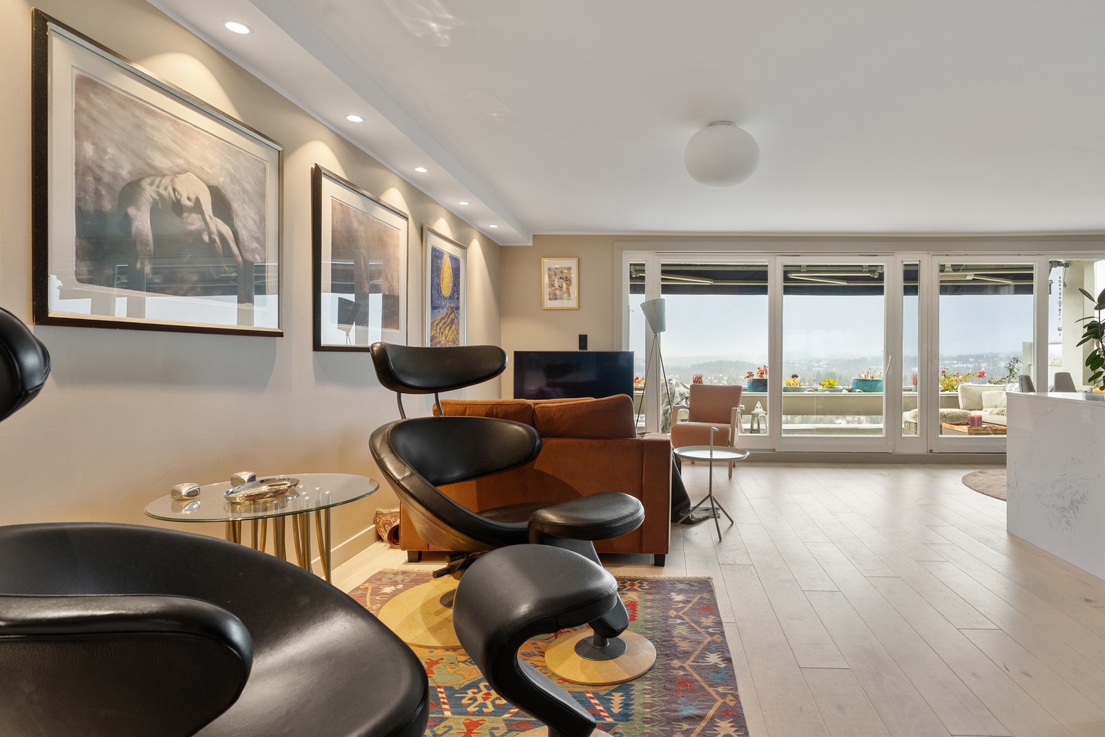 Nytt el-anlegg og sikringsskap fra 2022, med brytere og detaljer fra Elko Plus. Galleribilde