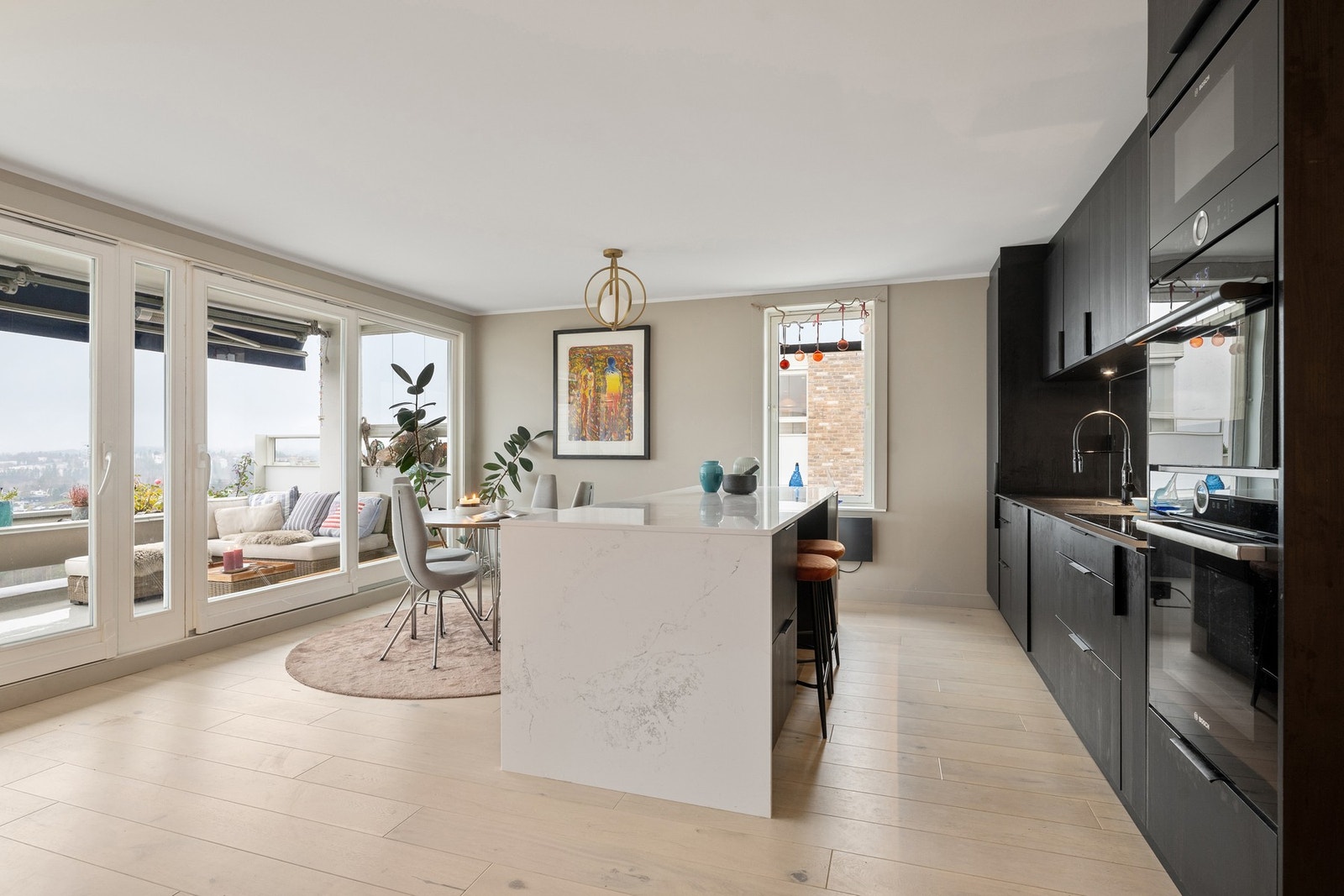 Stilren 4-roms topp- og endeleilighet med høy standard og moderne uttrykk fra totaloppussing i 2022. Galleribilde