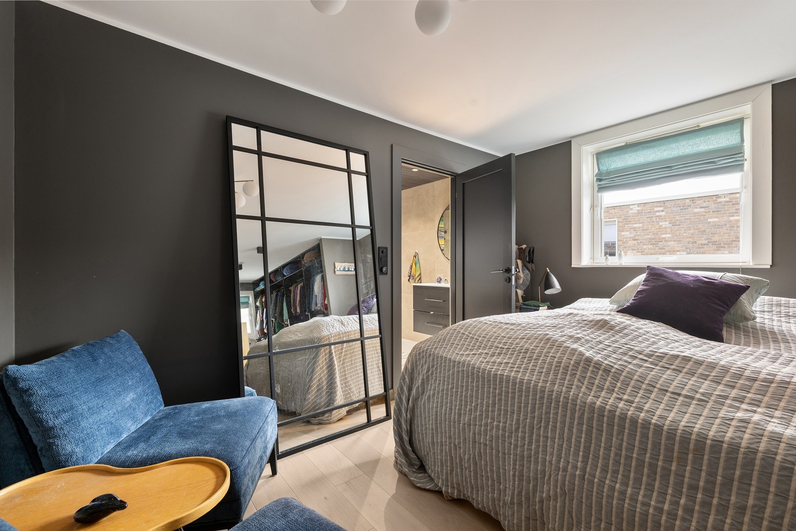 Hovedsoverommet har egen inngang til privat bad/wc. Galleribilde