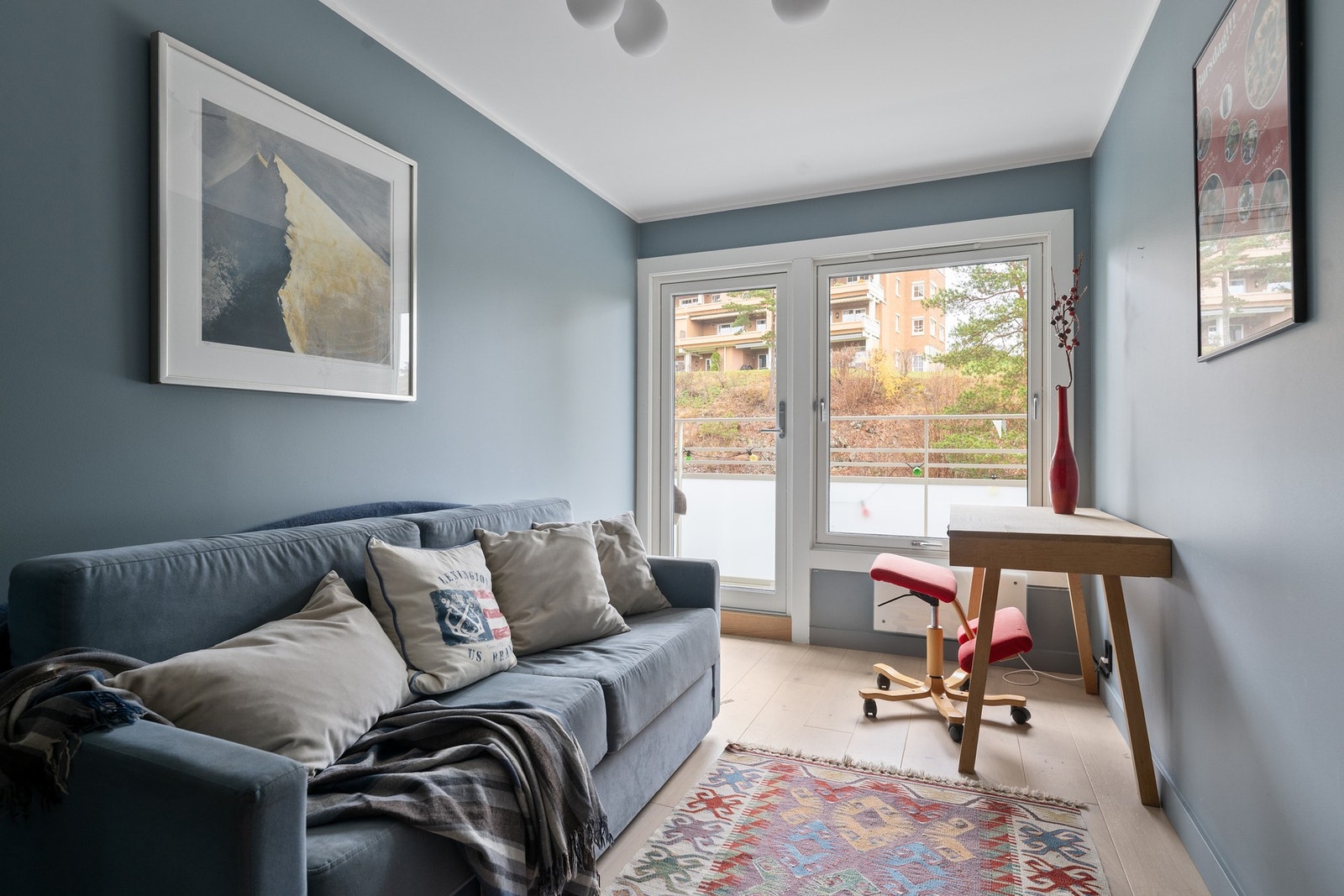 Soverom 3 har direkte utgang til en skjermet balkong med utsyn mot rolige fellesområder. Galleribilde