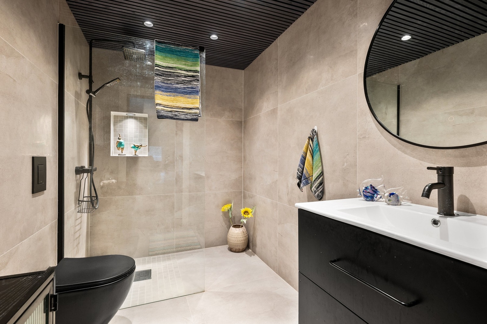 Delikat og gjennomført bad med spilehimling og kvalitetsdetaljer. Direkte inngang fra hovedsoverommet. Galleribilde