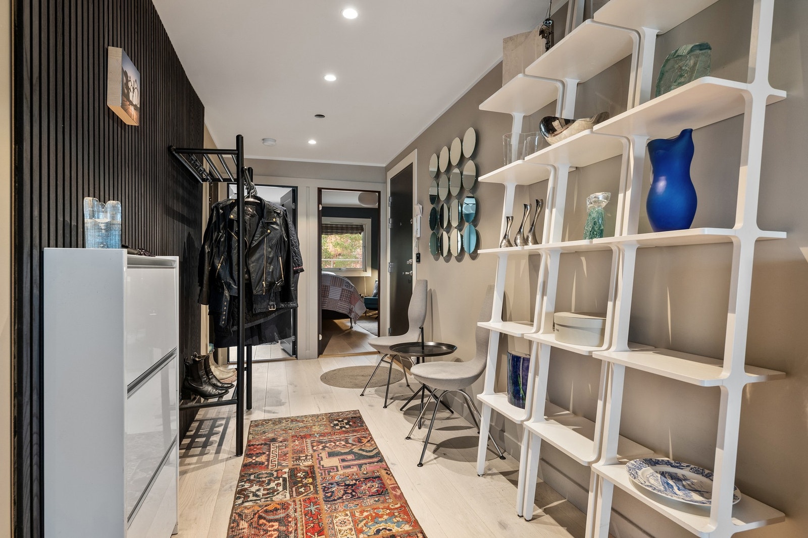 Innbydende entré med god plass til yttertøy og en naturlig overgang til resten av leiligheten. Galleribilde