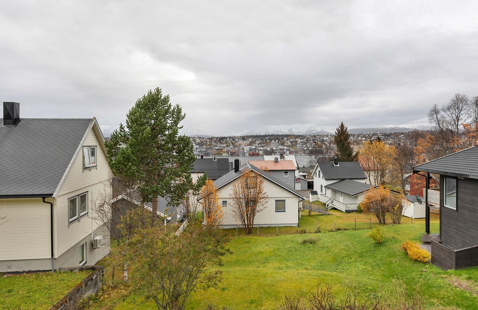Fra tomten har man en fantastisk utsikt mot Tromsøya Galleribilde