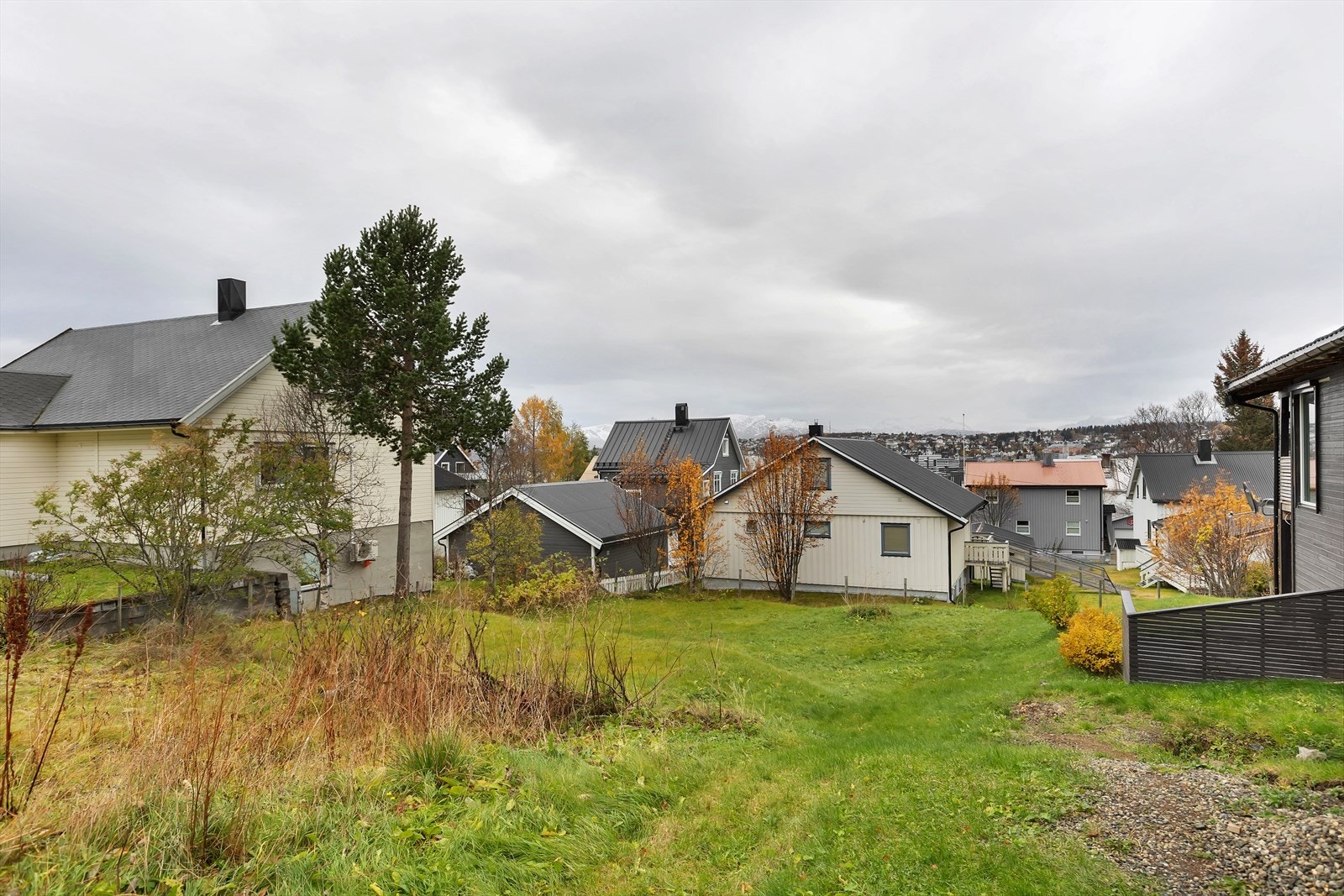 Attraktiv tomt med sentral og god beliggenhet i hjerte av Tromsdalen. Utsikt mot fjellheisen og Tromsøya! Galleribilde