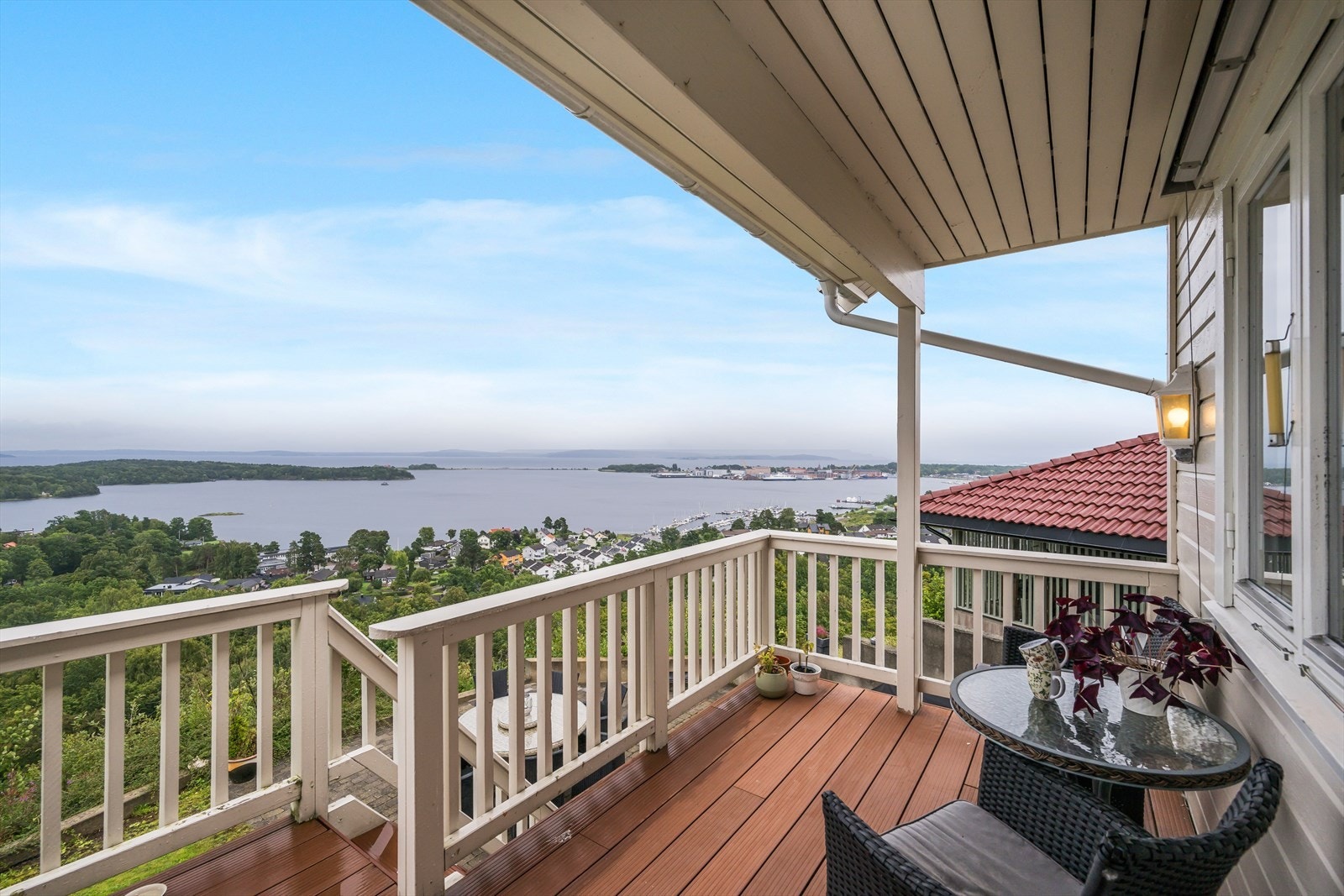 Balkong med utgang fra kjøkkenet. Tenk å nyte morgenkaffen sin her! Galleribilde