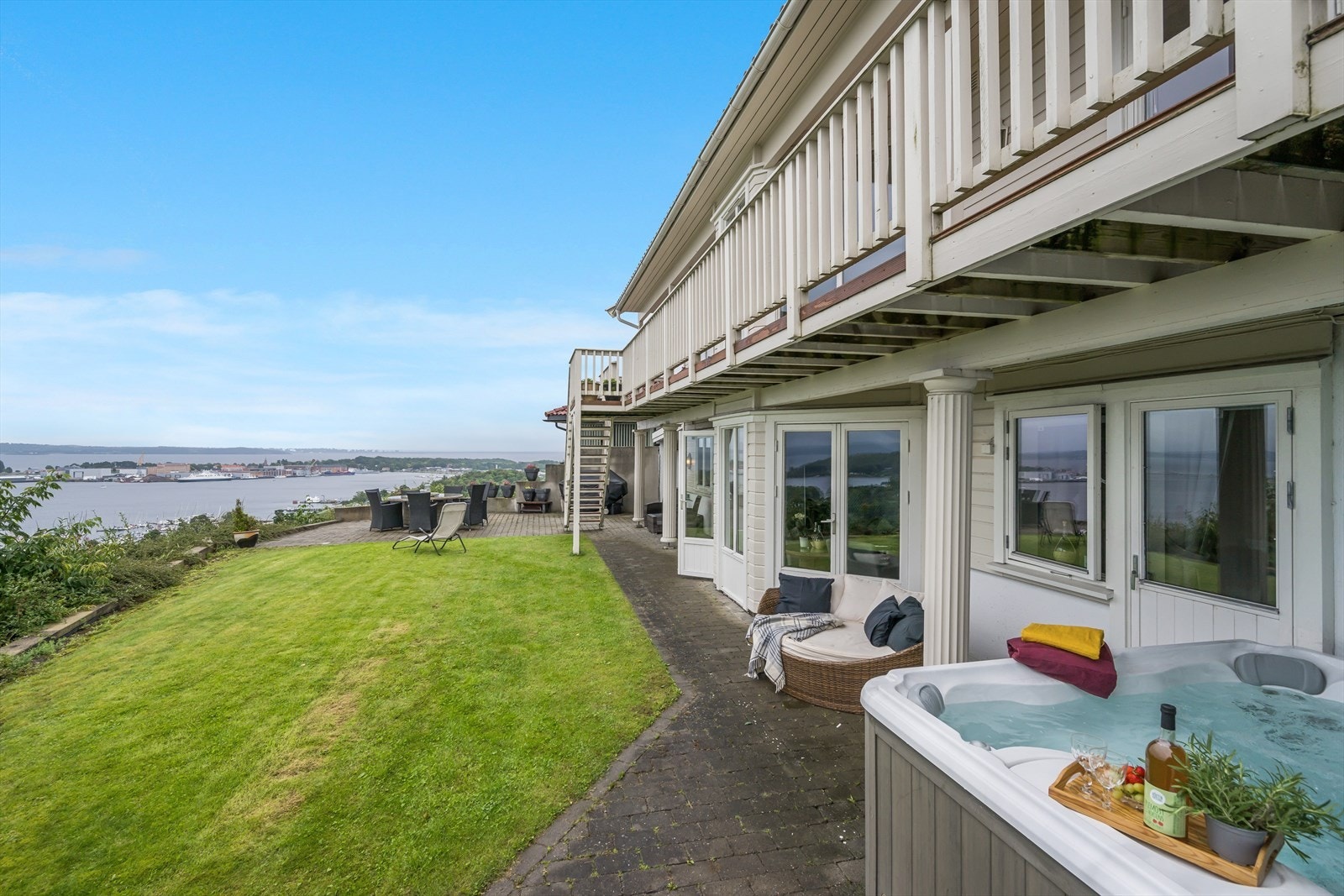 Usjenert hage med uhindret utsikt på baksiden av boligen. Galleribilde