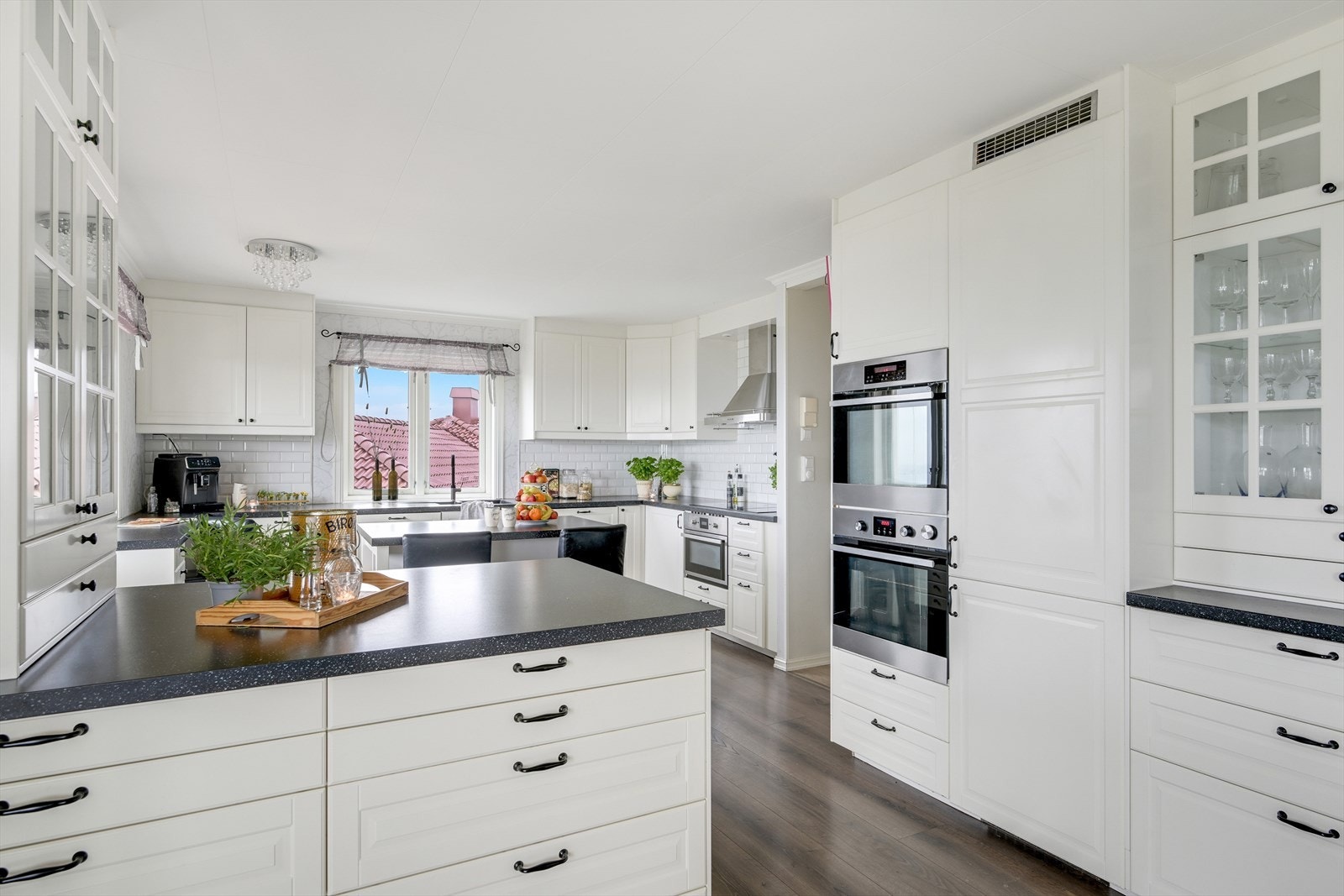 Stort og meget innholdsrikt kjøkken med integrerte hvitevarer. Galleribilde