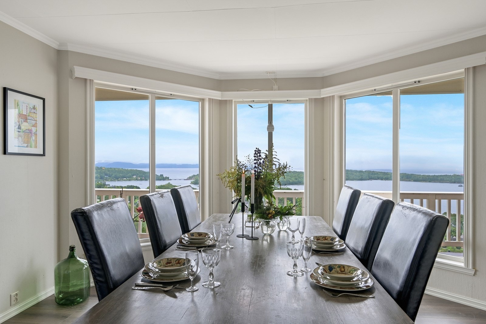 Ved spisebordet kan man nyte et godt måltid og den fantastiske utsikten. Galleribilde