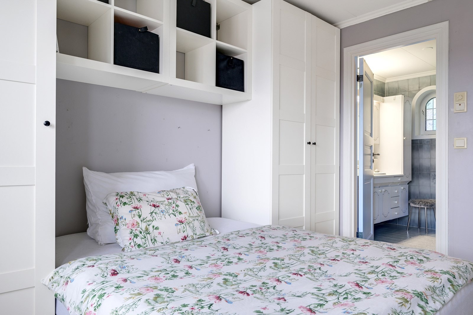 Soverommet har praktisk garderobe- og oppbevaringsløsning. Videre adkomst inn til eget bad. Galleribilde