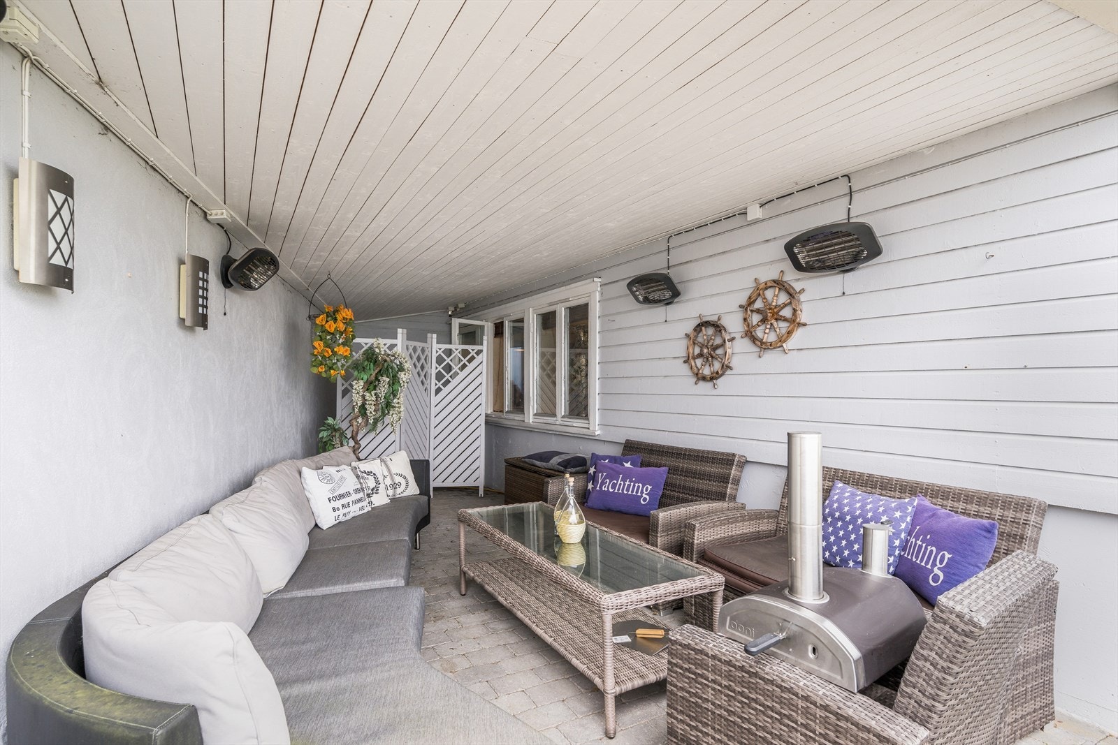 Overbygget og lun uteplass mot nord med flott utsikt. Galleribilde