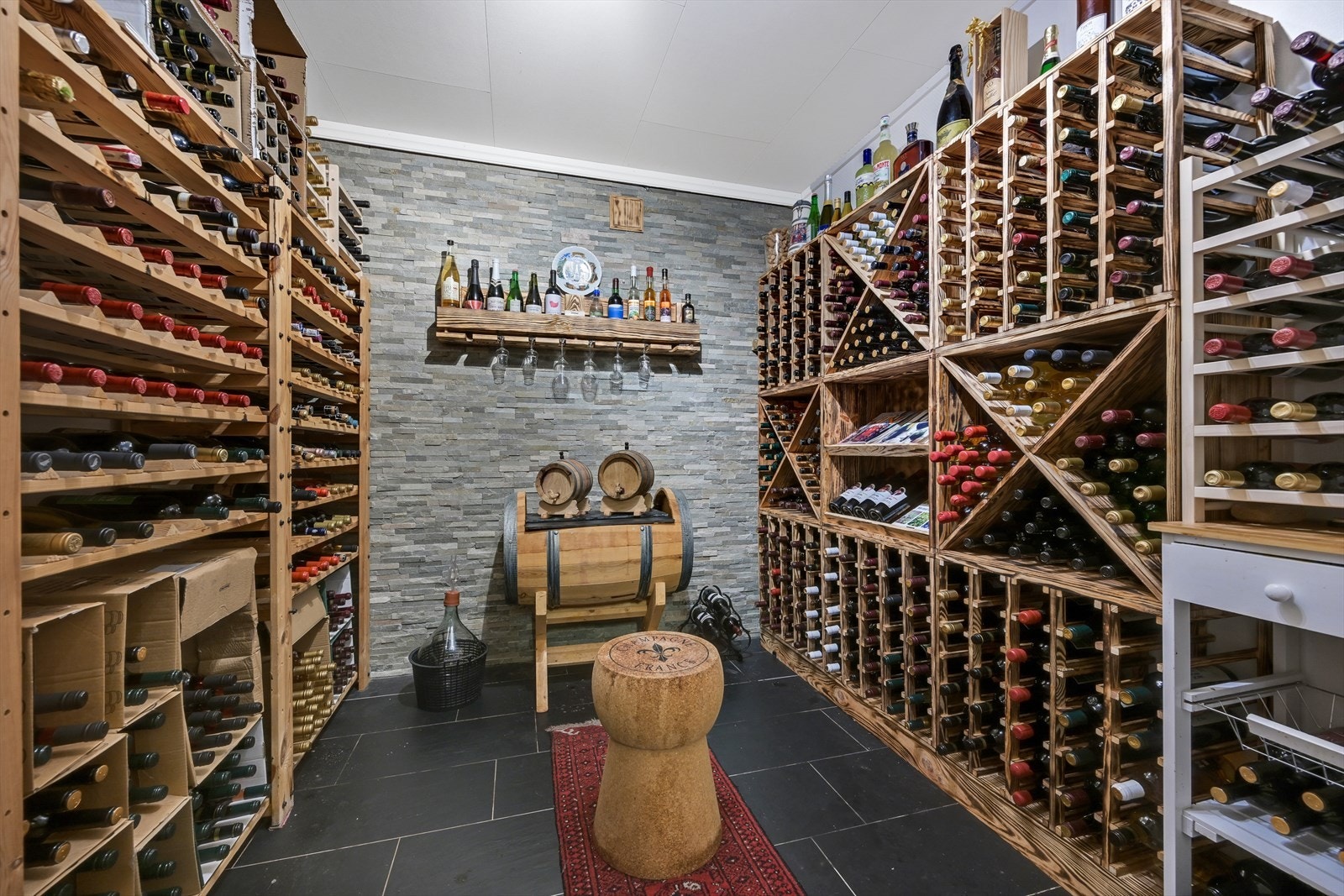 Bod innredet til flott vinkjeller. Galleribilde