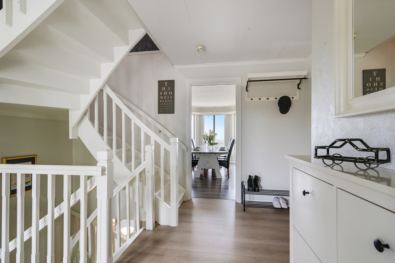 Hall/entré med trapper opp til loftetasjen og ned til underetasjen. Galleribilde