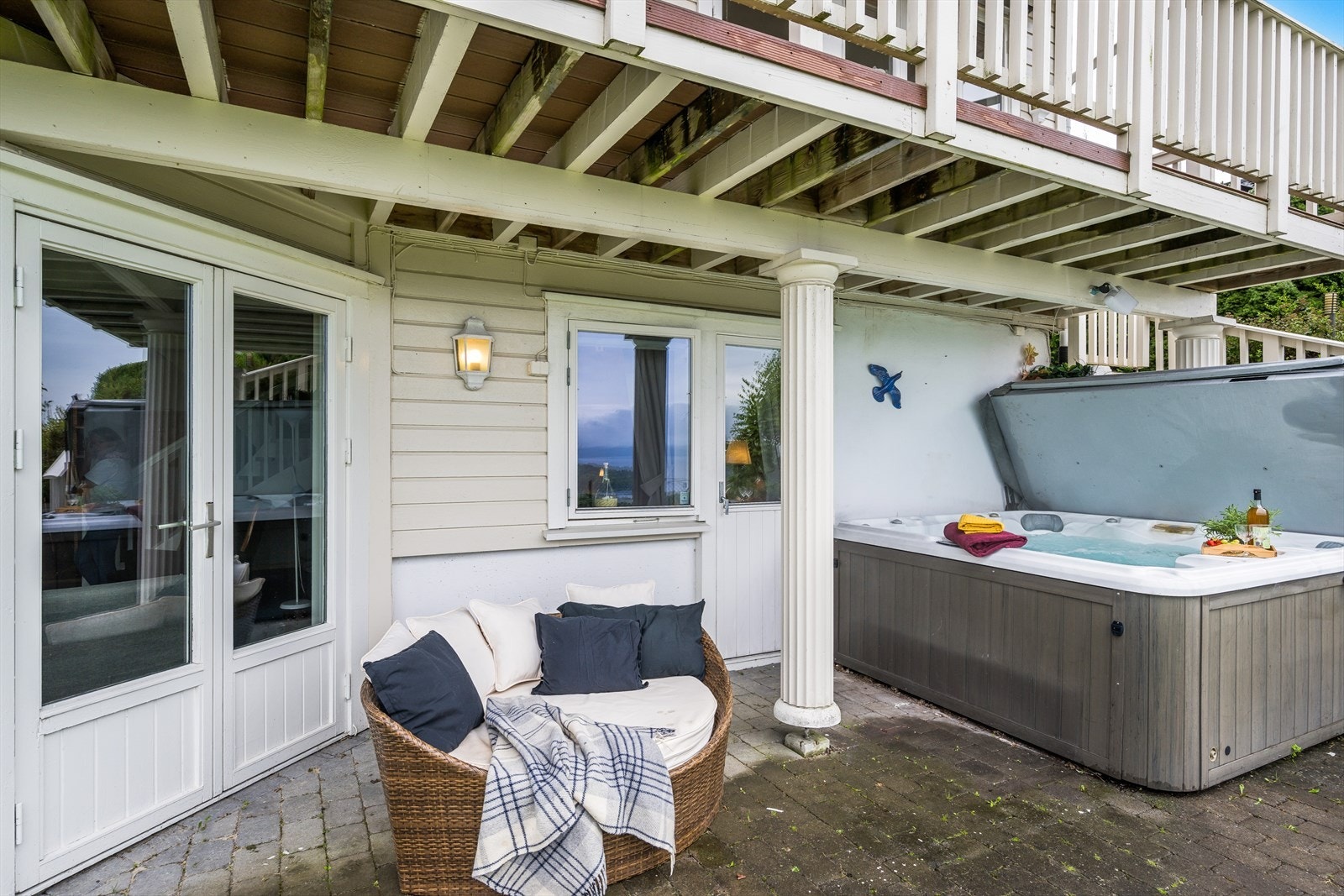 Boblebad på den delvis overbyggede uteplassen med utgang fra underetasjen. Galleribilde