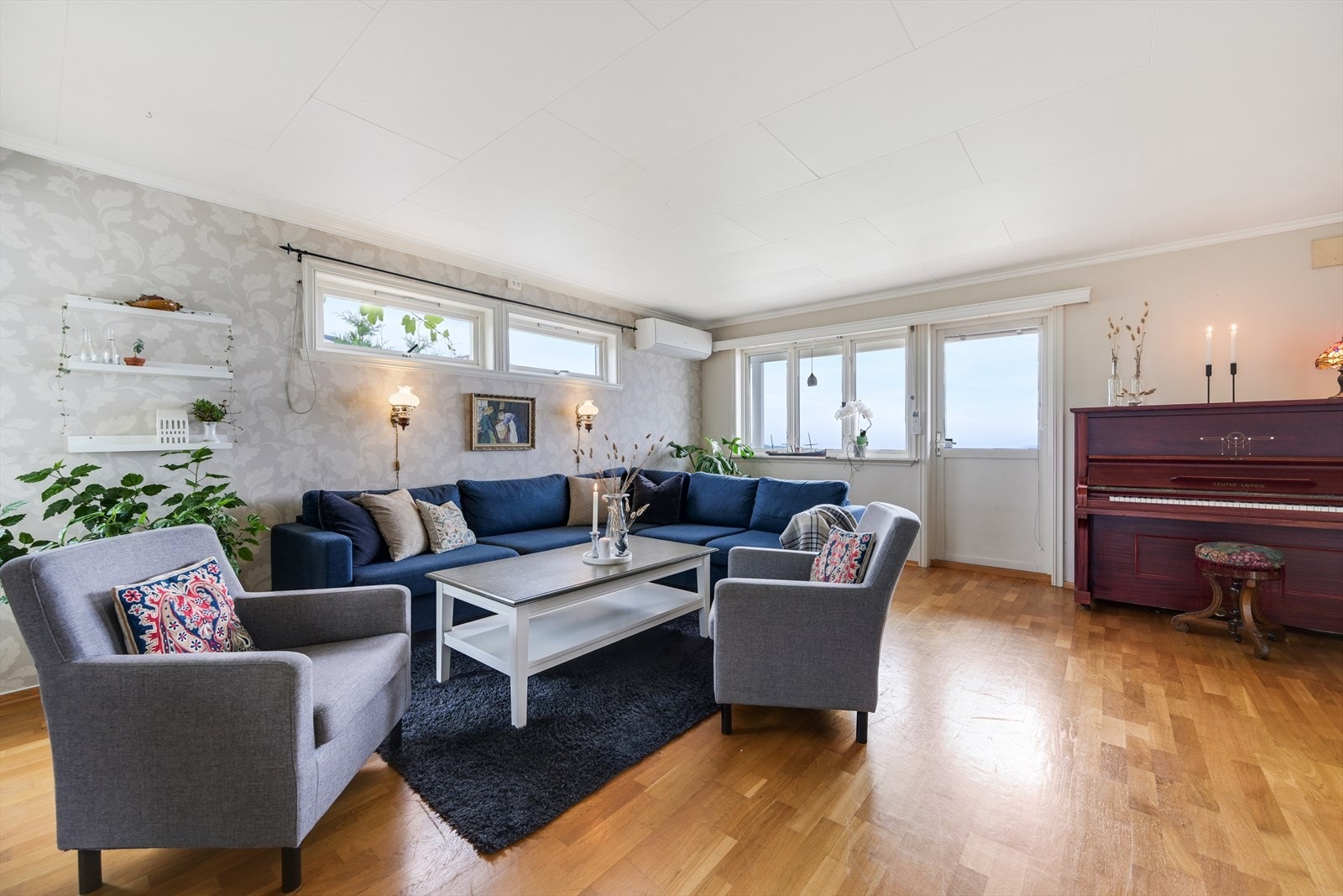 Fra stuen har man utgang til overbygget balkong med flott utsikt. Galleribilde