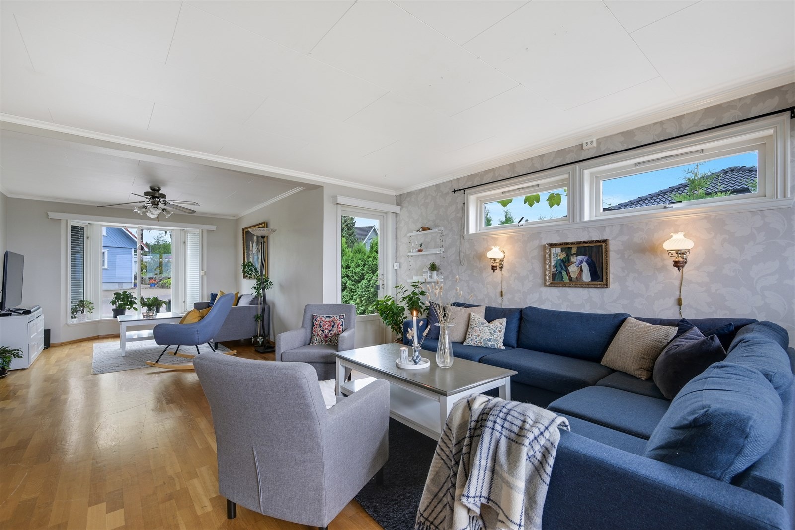 I stuen har man god plass til hele familien i sofaen eller i tv-stuen. Galleribilde