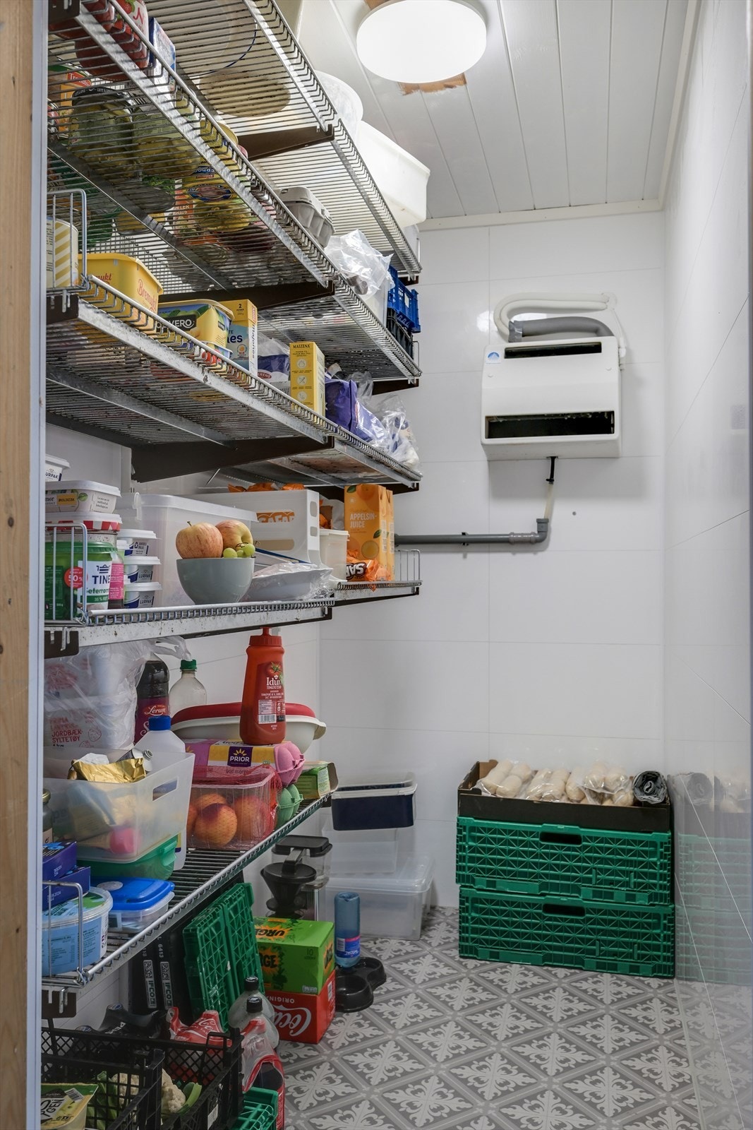 Kjøkkenet har også romslig og praktisk kjølerom. Galleribilde