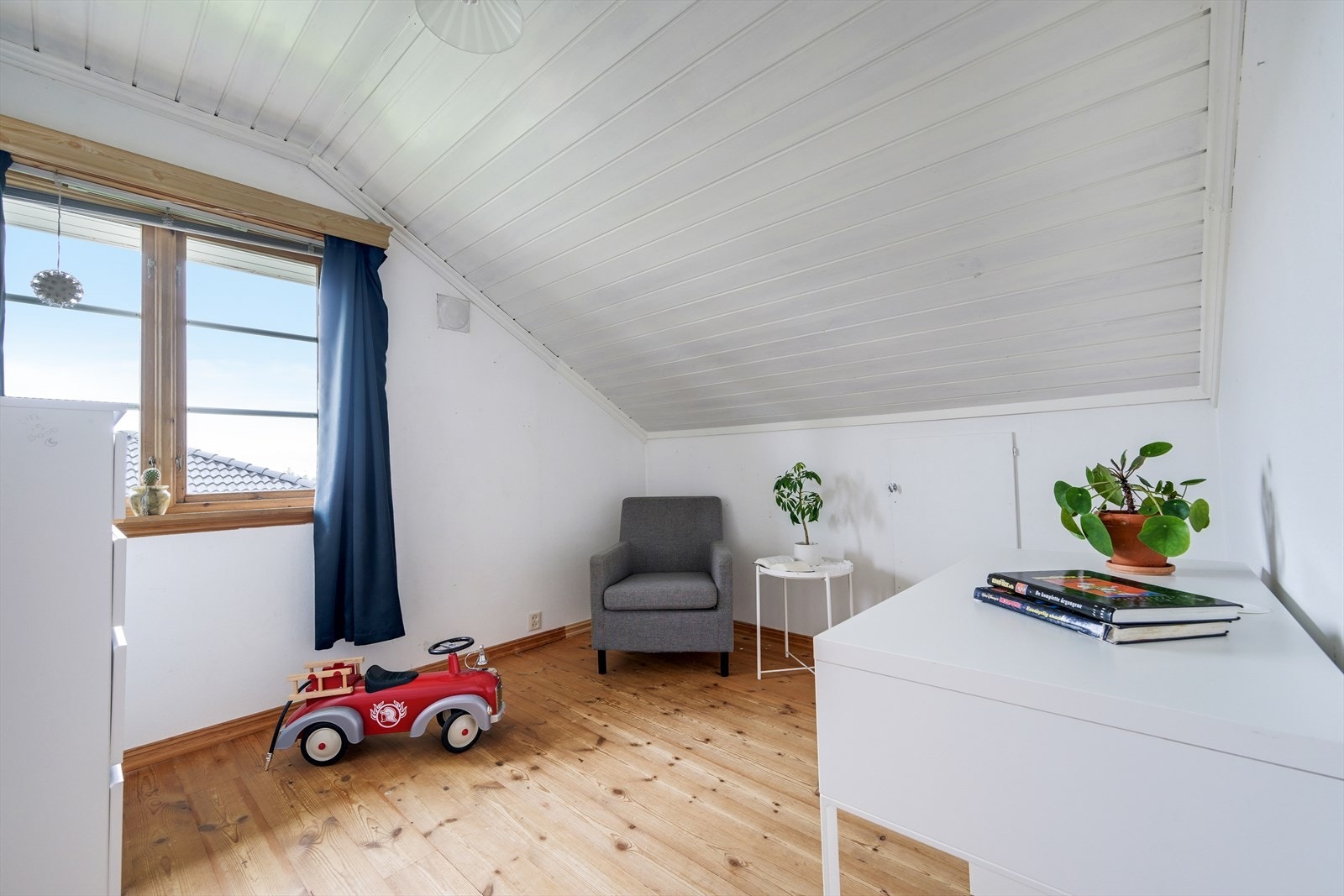 Andre del av soverom nr. 2 i dag innredet til kontor. Galleribilde