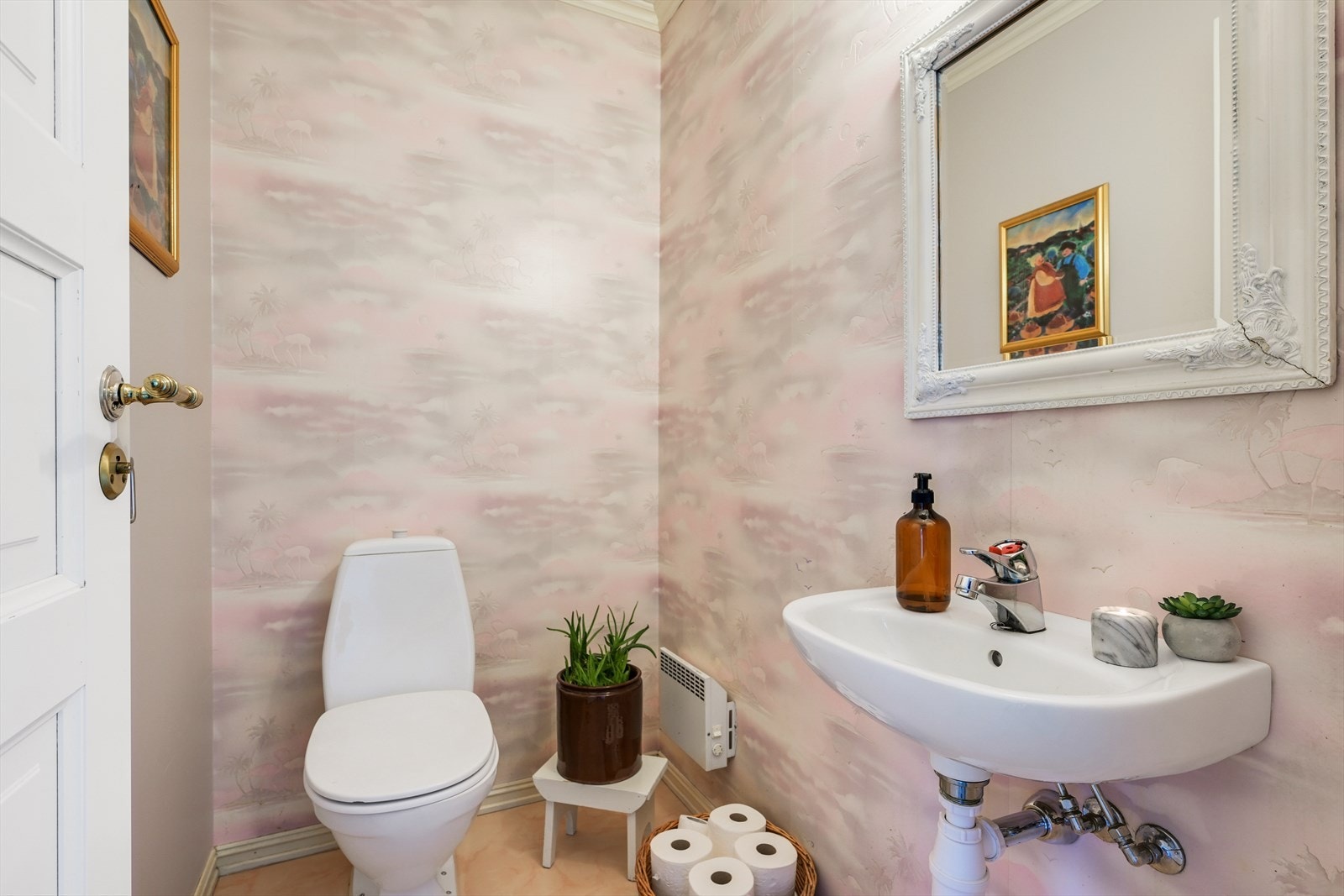 Separat gjestetoalett med wc og servant. Galleribilde