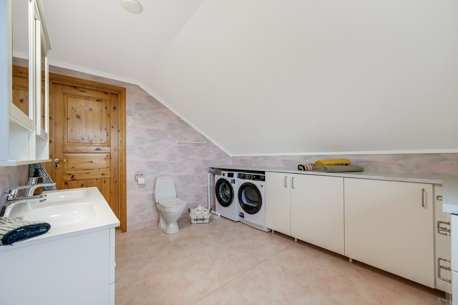 Bad med skapseksjon med helstøpte servanter, toalett og godt med skapplass til oppbevaring. Galleribilde