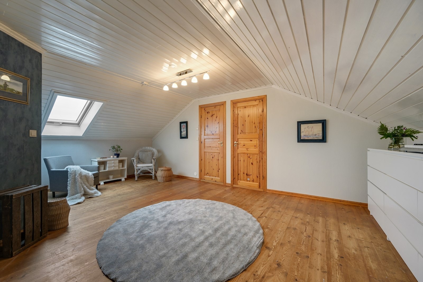 Romslig loftstue med plass til ungdommen i huset. Galleribilde